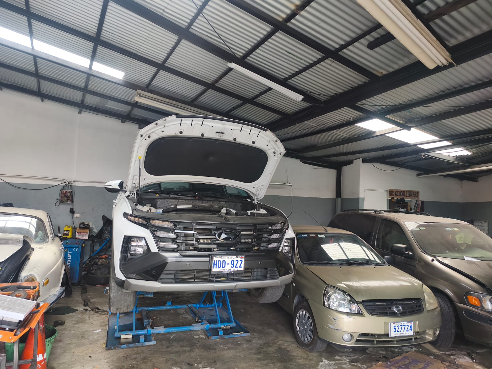 SUV Hyundai elevado en rampa siendo revisado