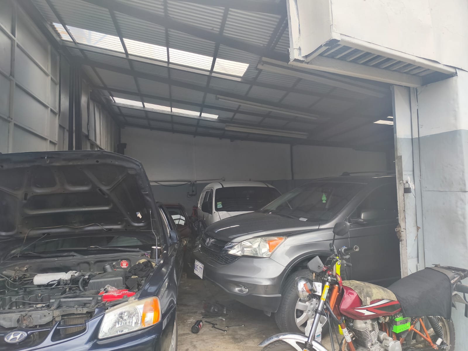 Taller con múltiples vehículos en reparación