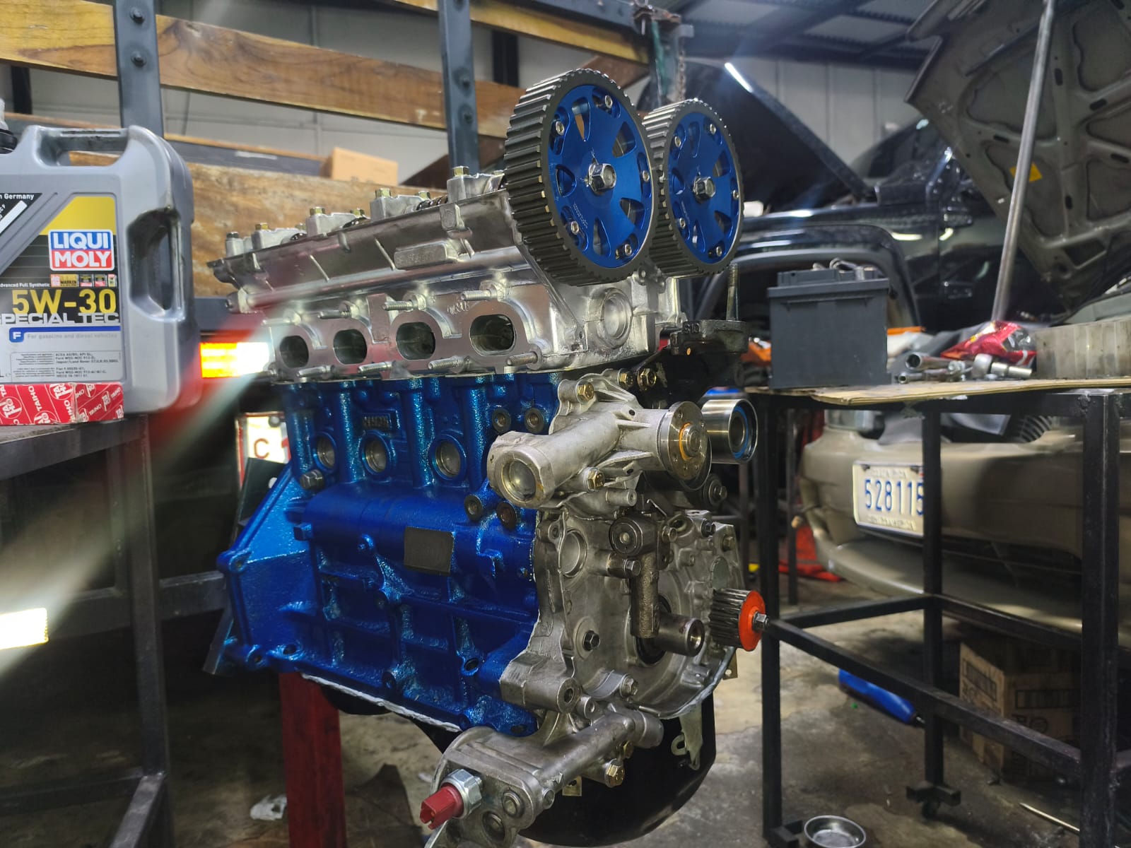 Motor reconstruido con bloque azul y poleas anodizadas
